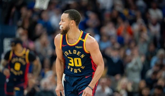 关于勇士再遭失败，库里个人表现火热难挽败局的信息