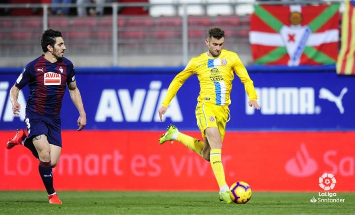 开云体育app-埃瓦尔在比赛中遭遇凶悍对手，艰难获胜