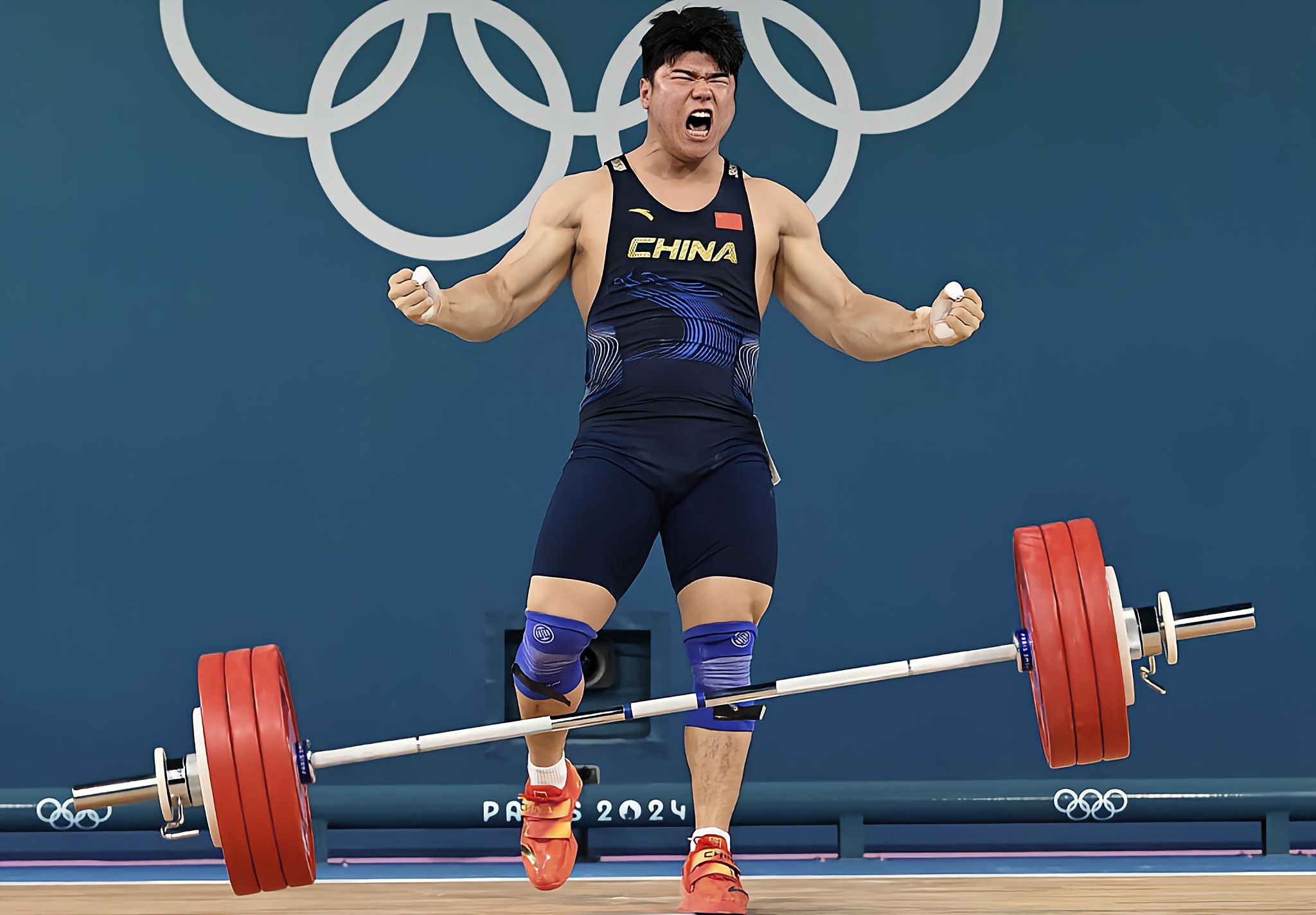 举重比赛男选手夺冠英雄露头