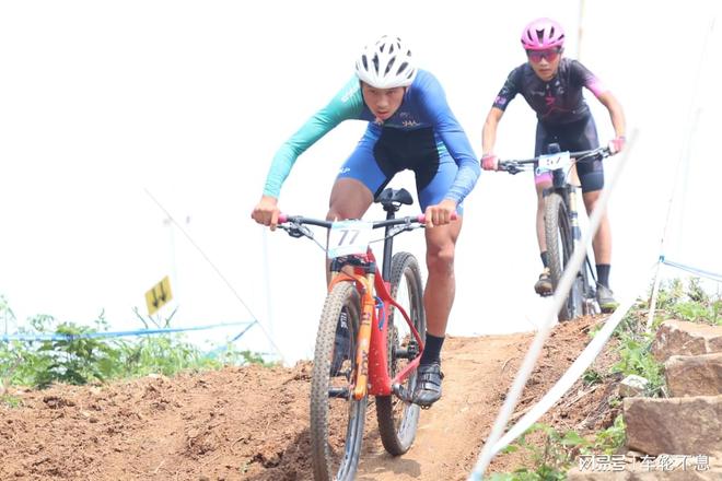 英勇拼搏：自行车选手雄姿表现