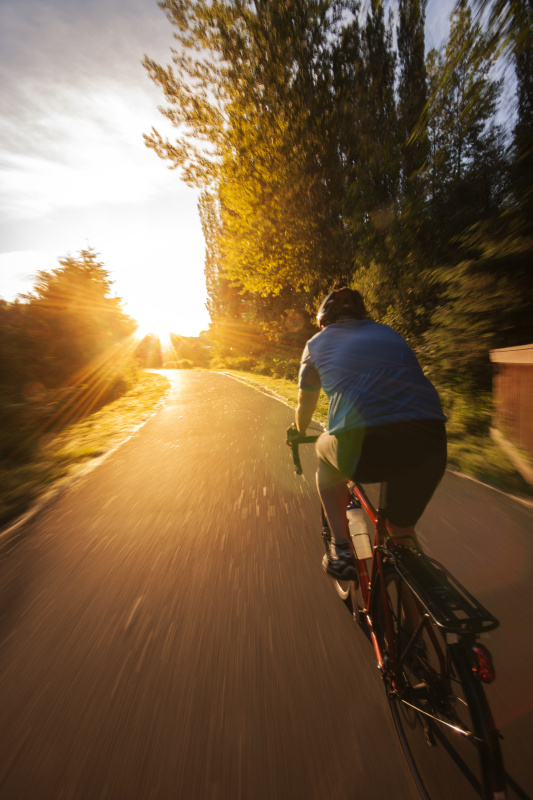 英勇拼搏：自行车选手雄姿表现