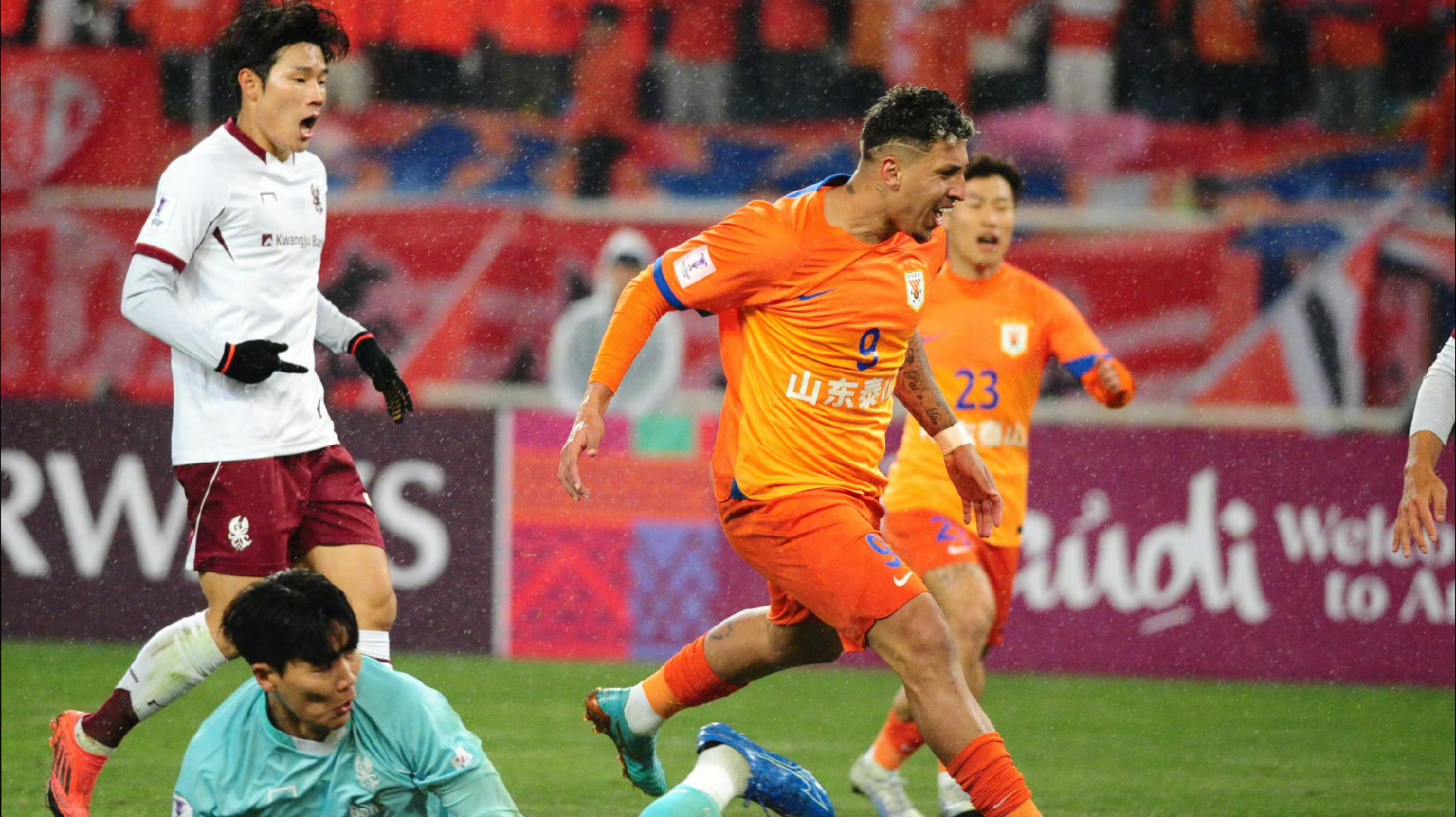 球队的奋力拼搏引发观众掌声