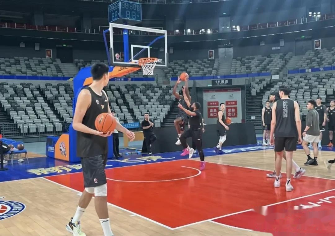 新援表现出色，为球队注入新活力