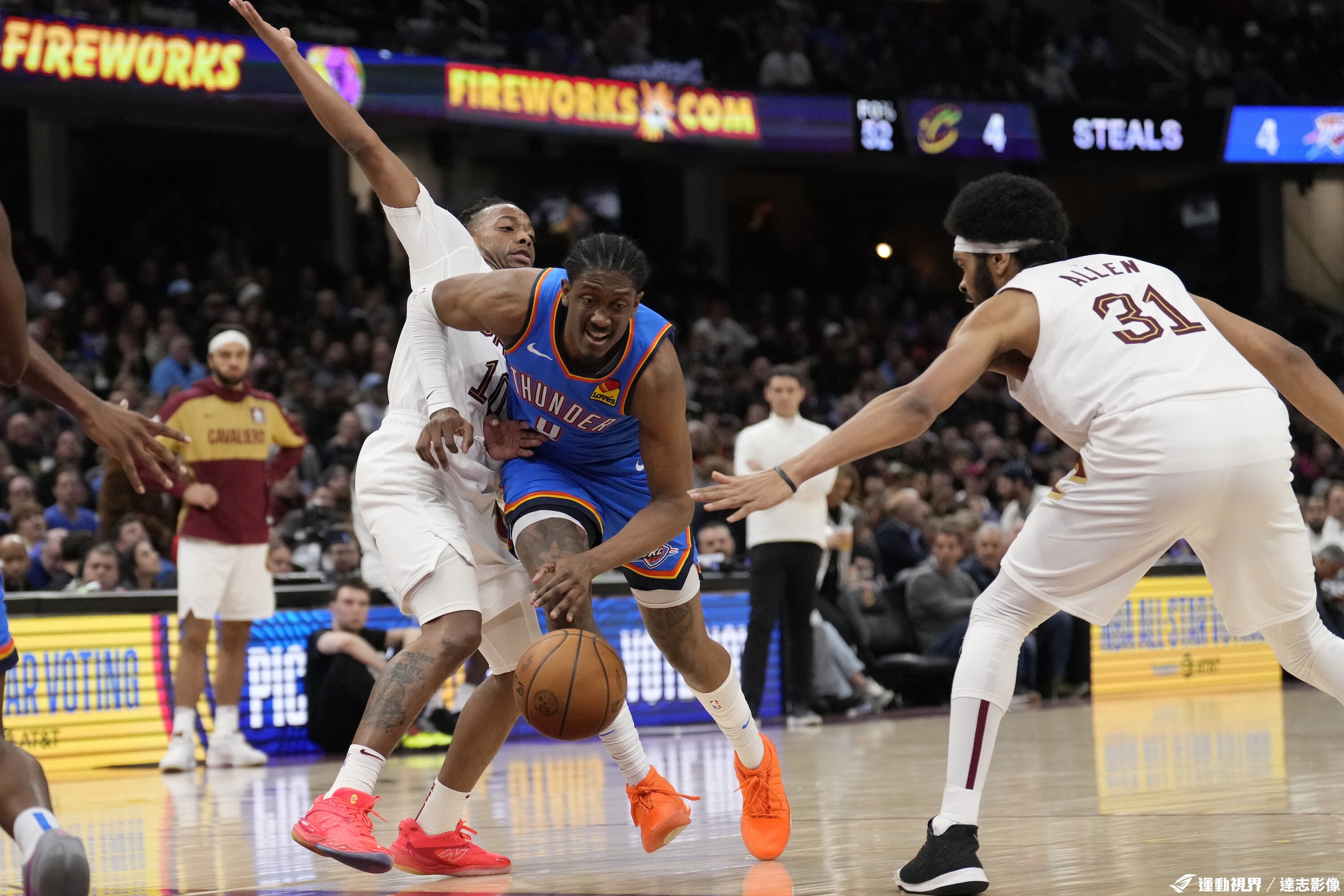 对手疯狂进攻，球队为了胜利拼尽全力