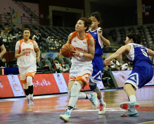 体育场上的风云变幻，谁将笑到最后？