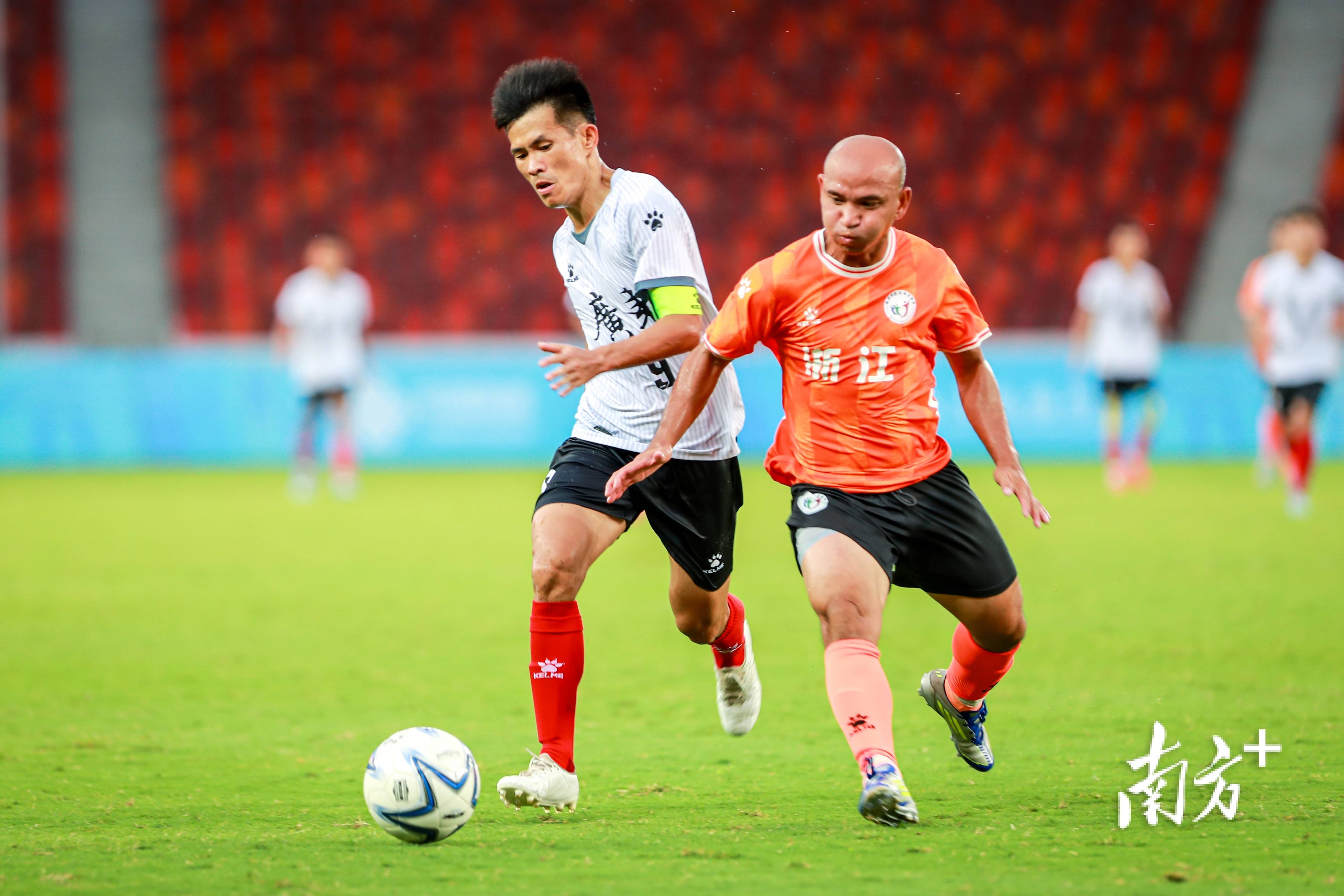 中国足球队在比赛中表现出色，晋级半决赛