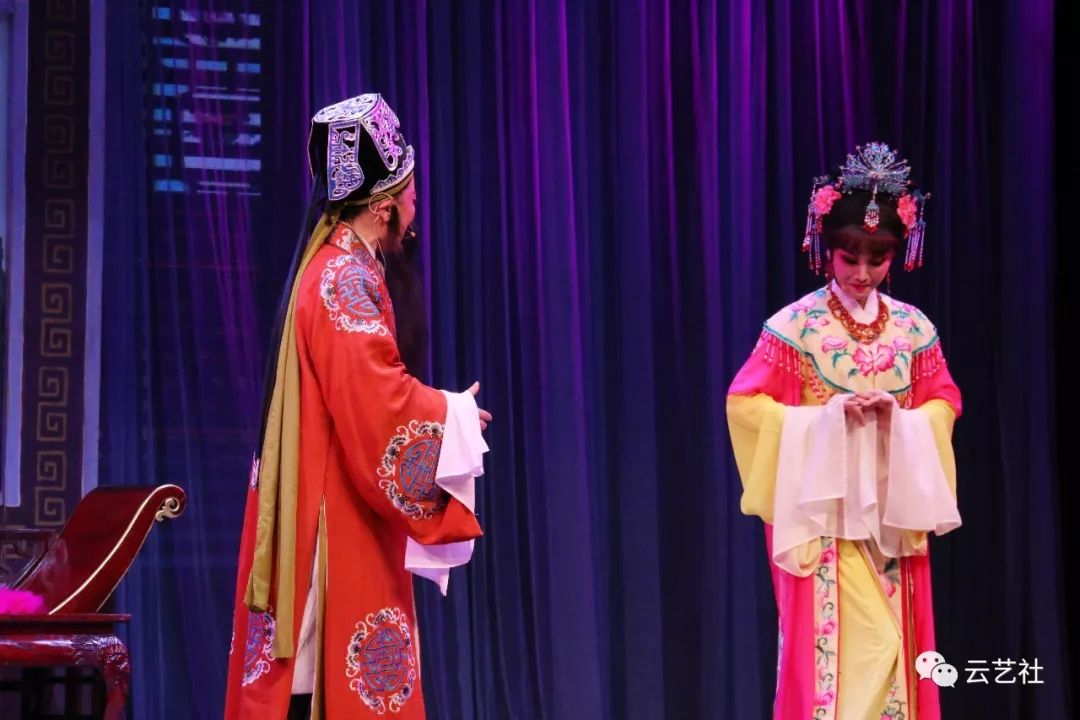 包含辽宁宏运队主场比赛赢得观众们的热烈掌声的词条