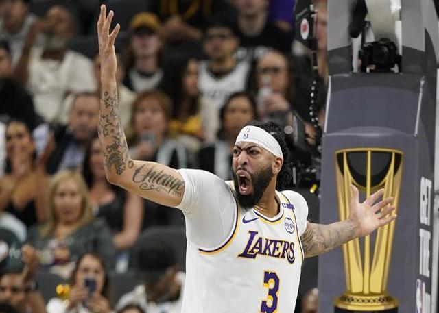 开云体育中国官网-爵士队客场取胜，主帅赞扬球员表现出色