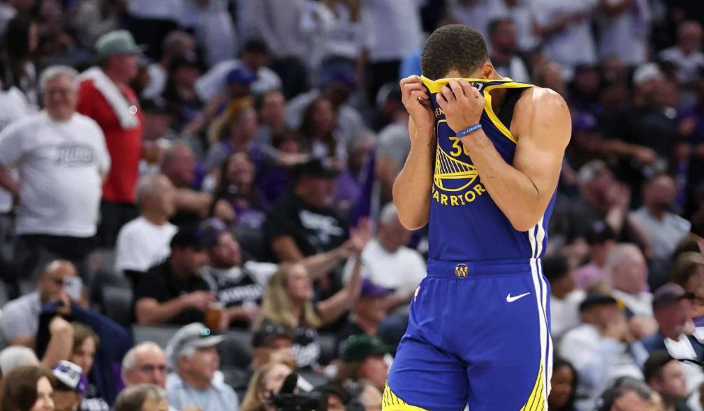 开云体育网页版入口-球员受伤退场，团队备战乱了阵脚！