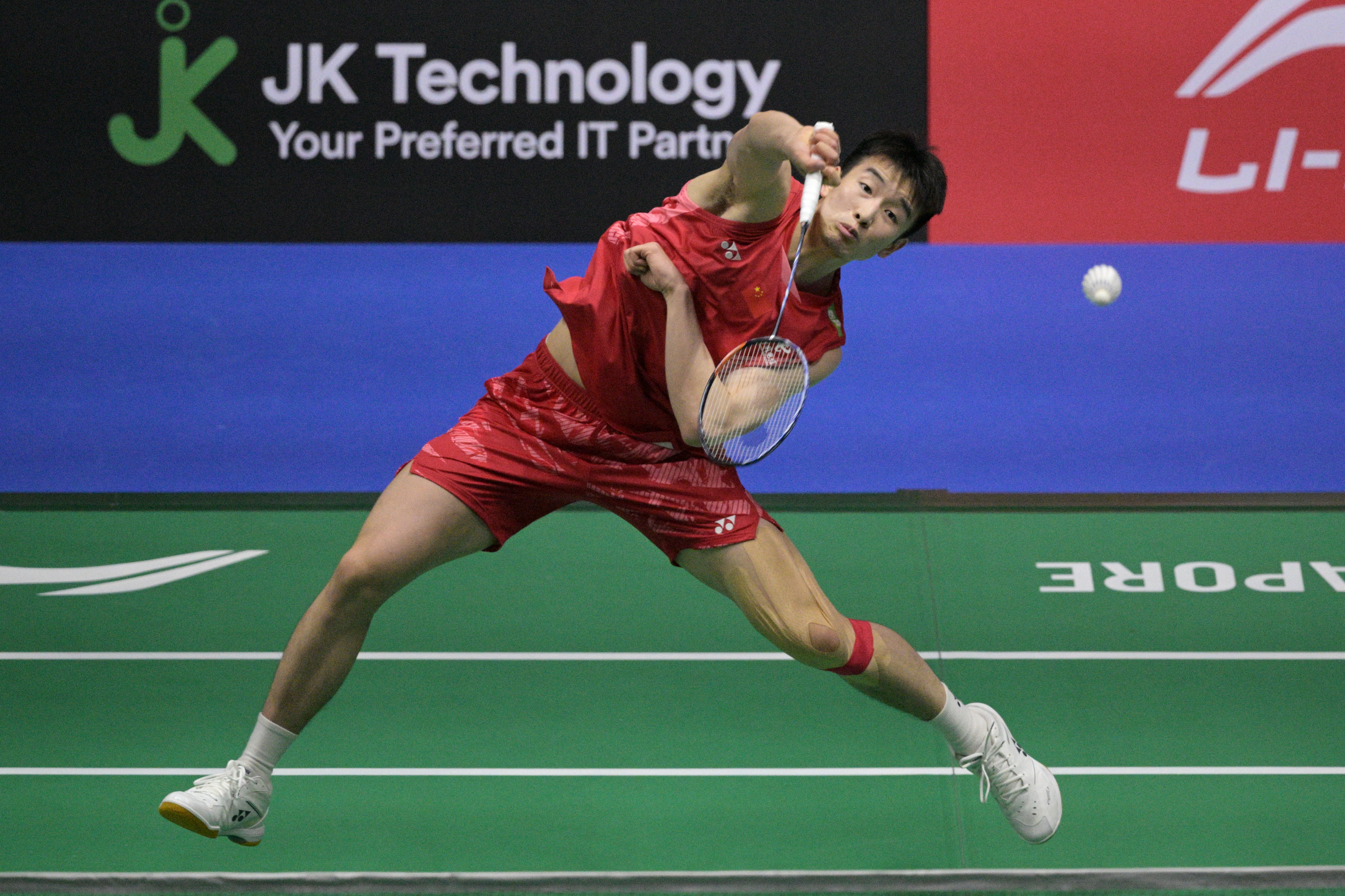 新加坡羽毛球选手精湛技术，轻松取得胜利