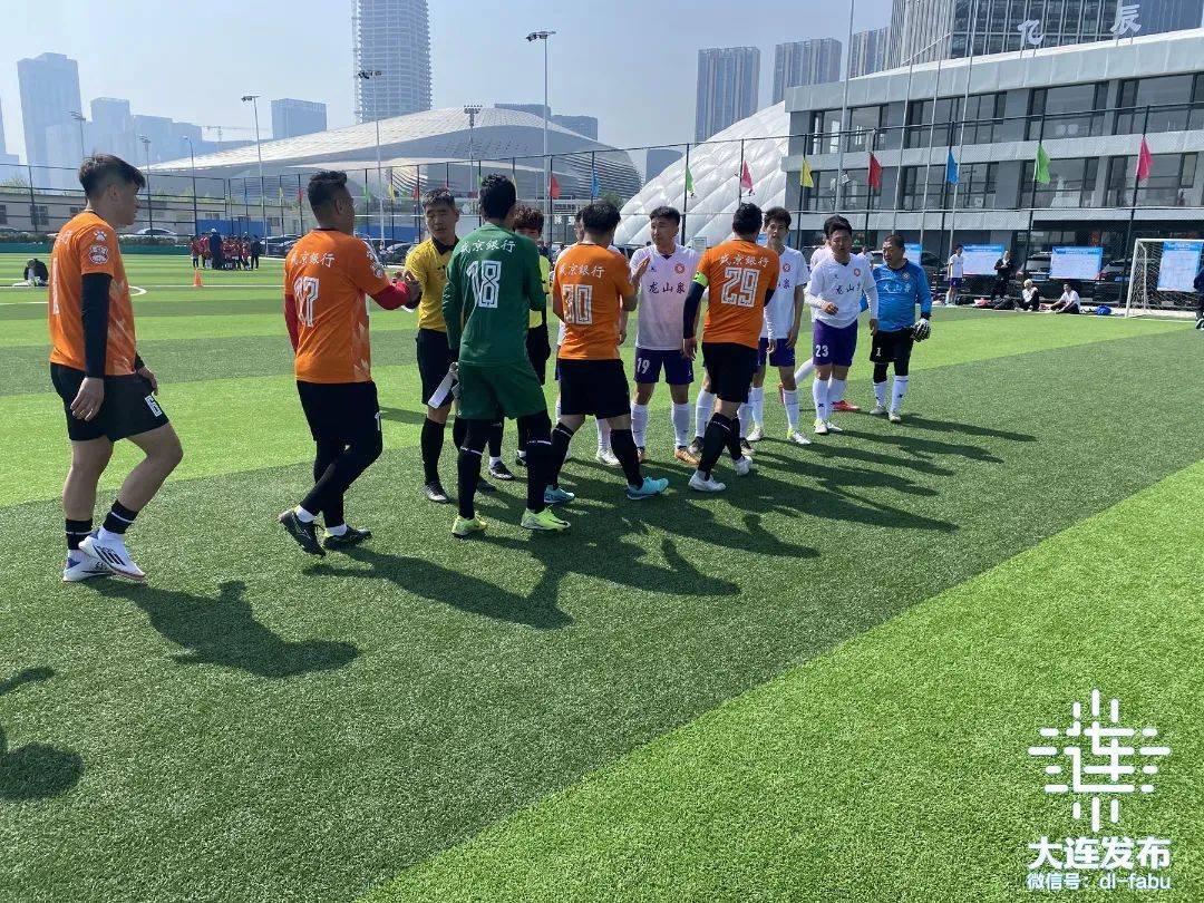 足球联赛竞争白热化：强队争霸演绎绝技的简单介绍