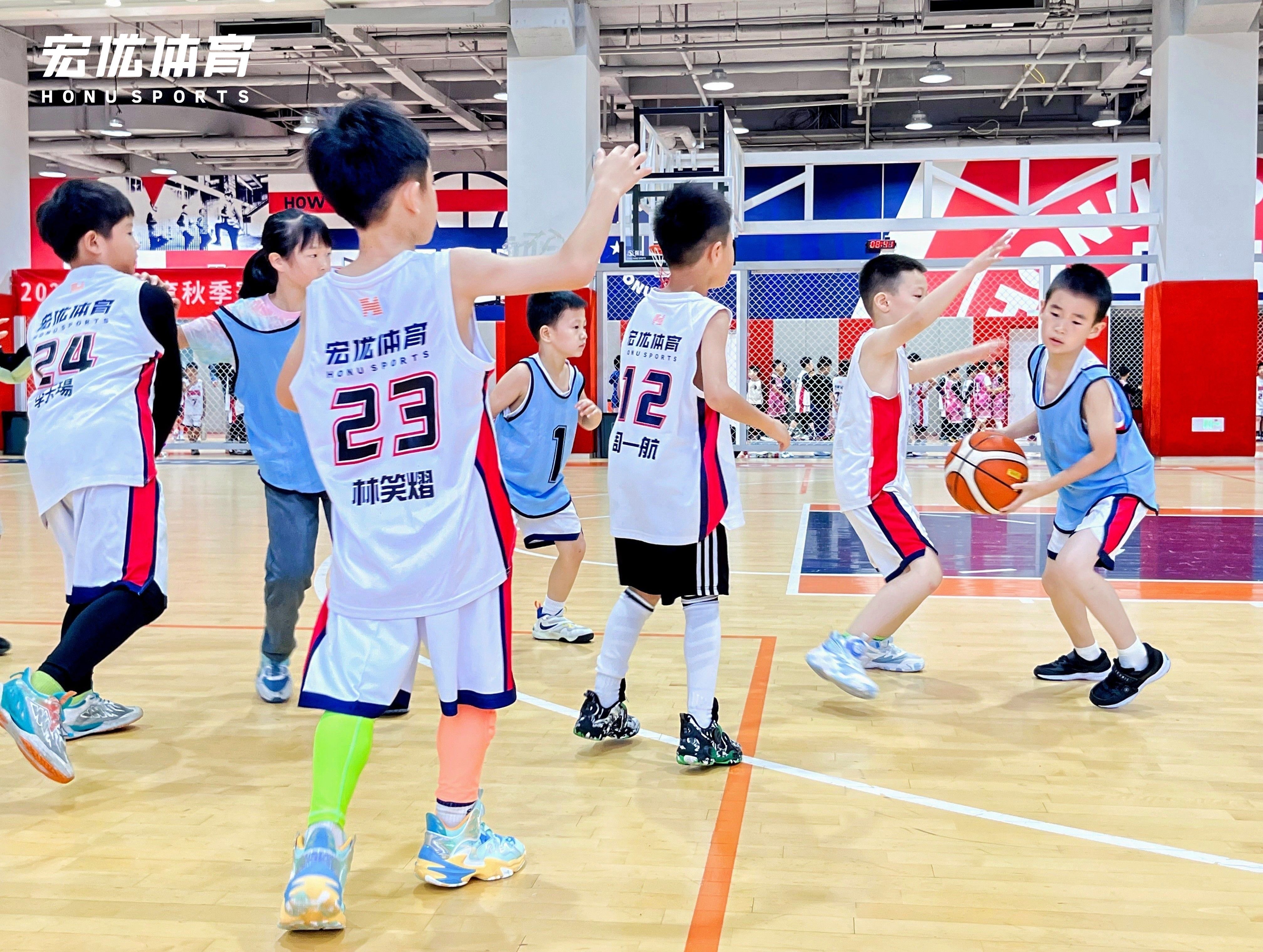 热闹球场！篮球比赛现场热烈欢呼声不断的简单介绍