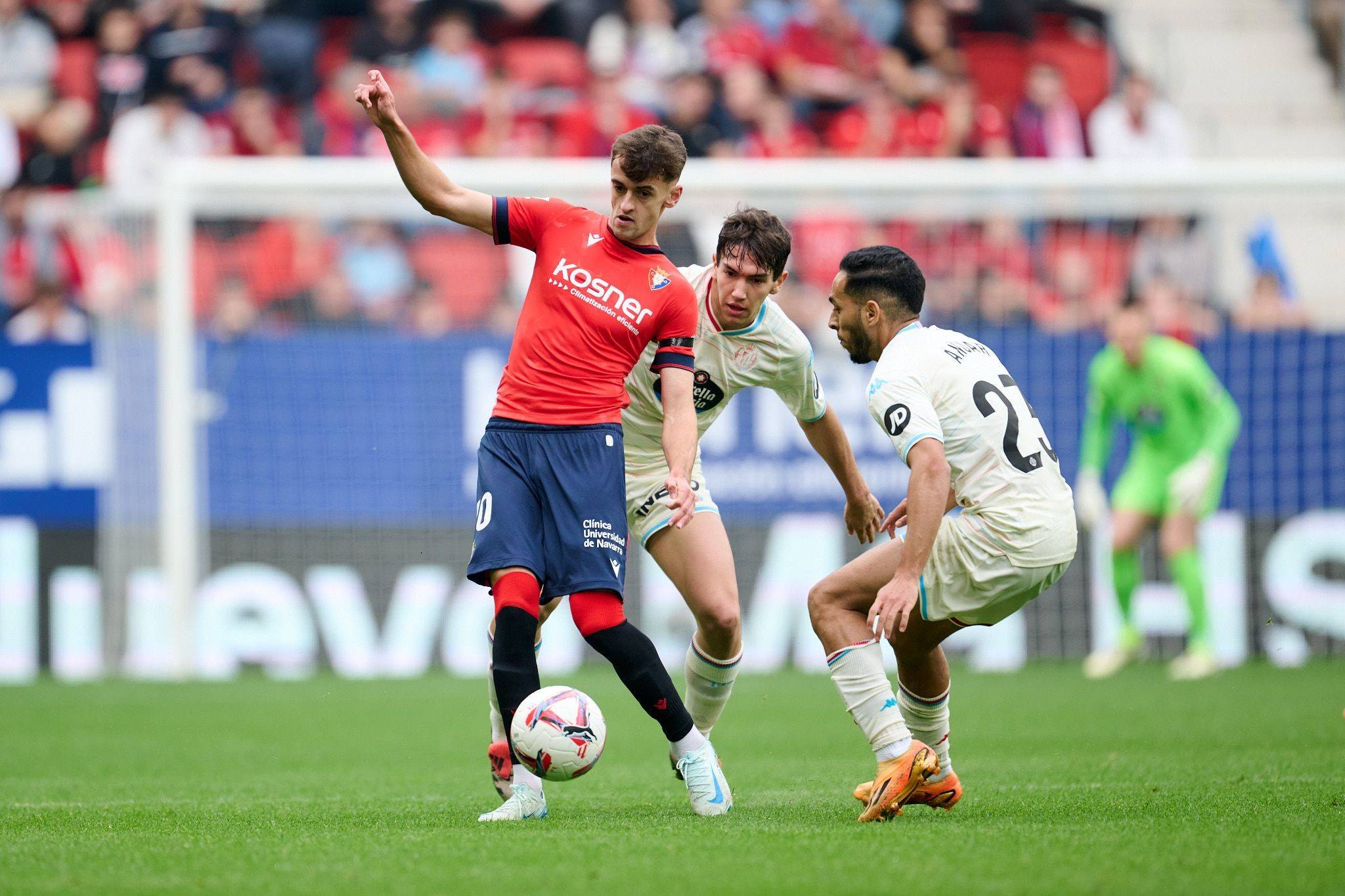 巴萨防线铁桶阵亮相，备战联赛保持领跑位置的简单介绍